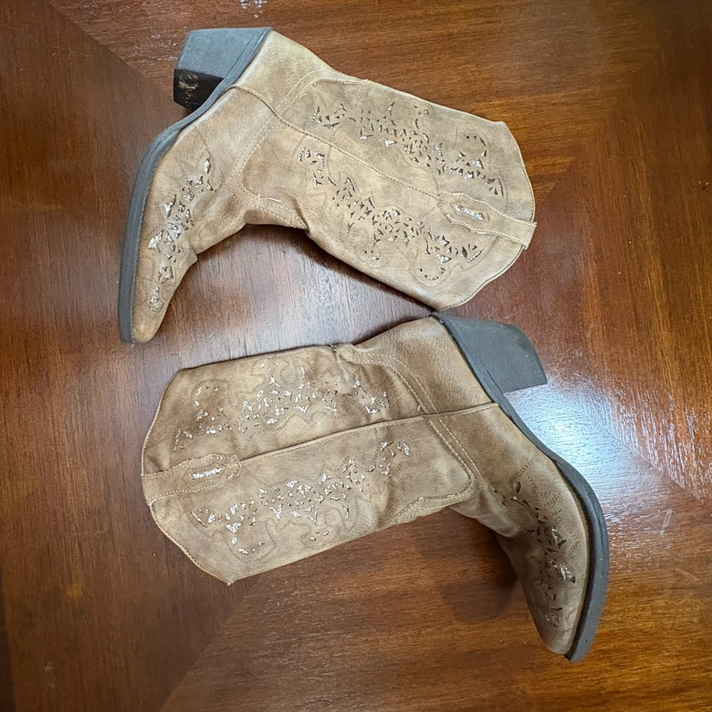 Roper Tan Heeled Boots with Embroidered Design